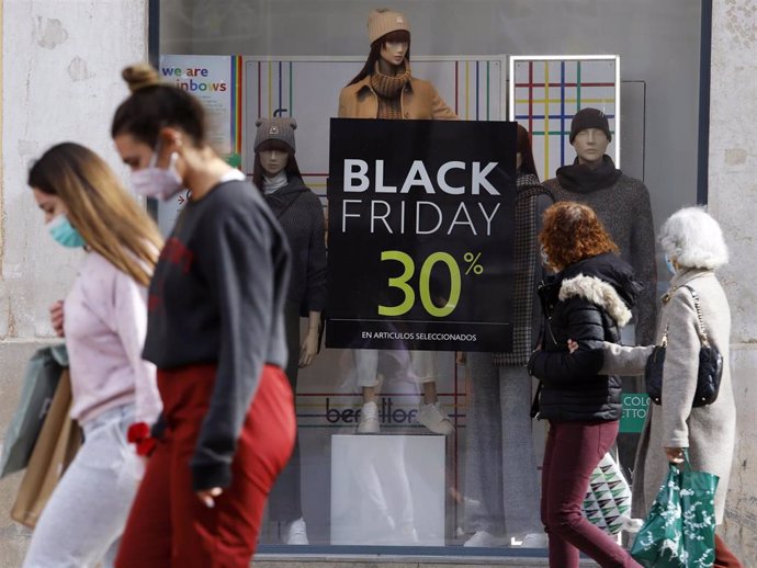 Escaparate con un descuento por el 'Black Friday', en una imagen de archivo.