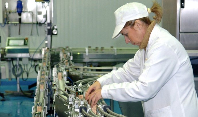 Archivo - Una mujer realiza un programa de prácticas en empresas, en foto de archivo.