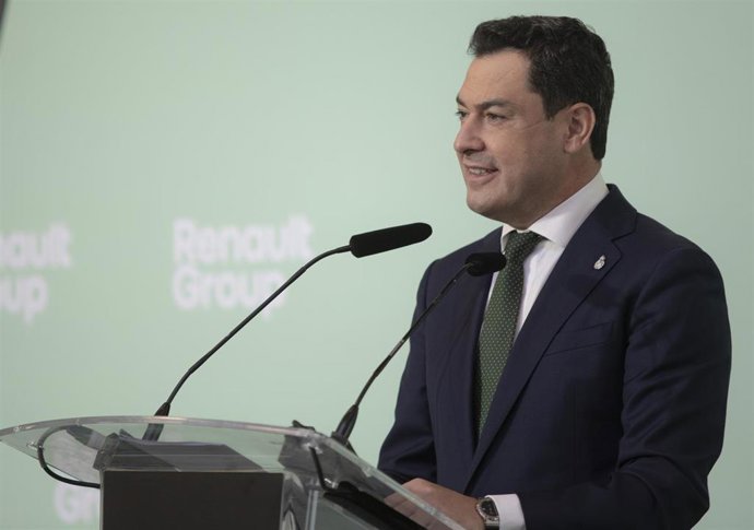 El presidente de la Junta de Andalucía, Juanma Moreno, durante su intervención en la visita a la factoría de Renault a 5 de noviembre de 2021, en Sevilla (Andalucía, España).