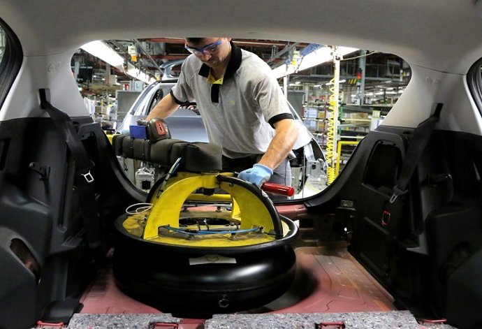 Archivo - Producción vehículos GLP de Opel en Figueruelas