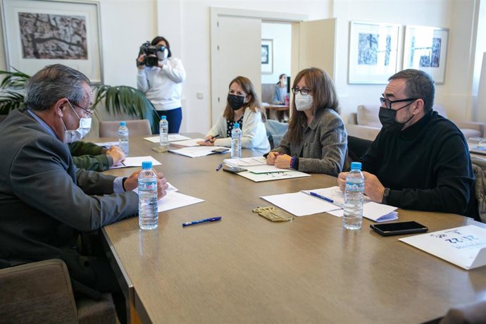 El consejero de Hacienda y Administraciones Públicas, Juan Alfonso Ruiz Molina, se reúnecon el secretario general de CCOO Castilla-La Mancha, Paco de la Rosa, para informarle del proyecto de presupuestos.