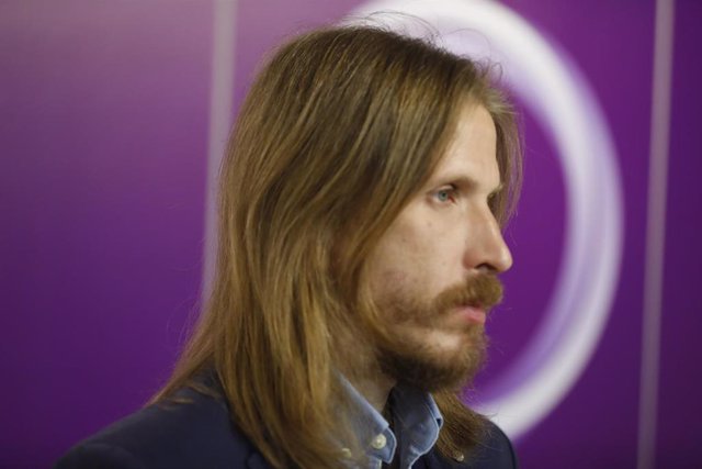 El coordinador general de Podemos en Castilla y León, Pablo Fernández, ofrece una rueda de prensa, a 25 de octubre de 2021, en Madrid, (España).