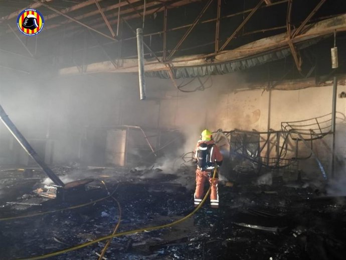 Actuación de los bomberos en la fábrica de Paiporta