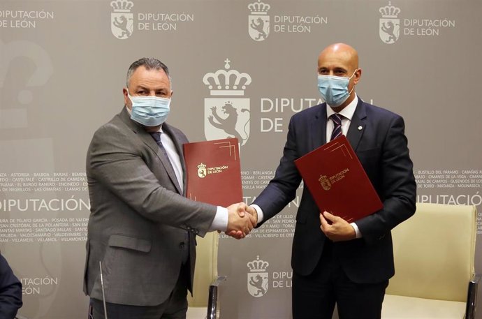 El alcalde de León, José Antonio Diez, y el presidente de la Diputación de León, Eduardo Morán, han rubricado el acuerdo del Servicio de Prevención, Extinción de Incendios y Salvamento de León.