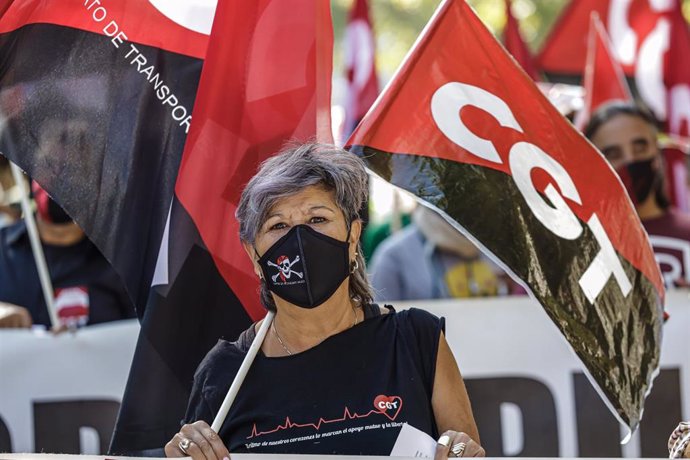 Archivo - Una mujer sostiene una bandera de CGT en una manifestación