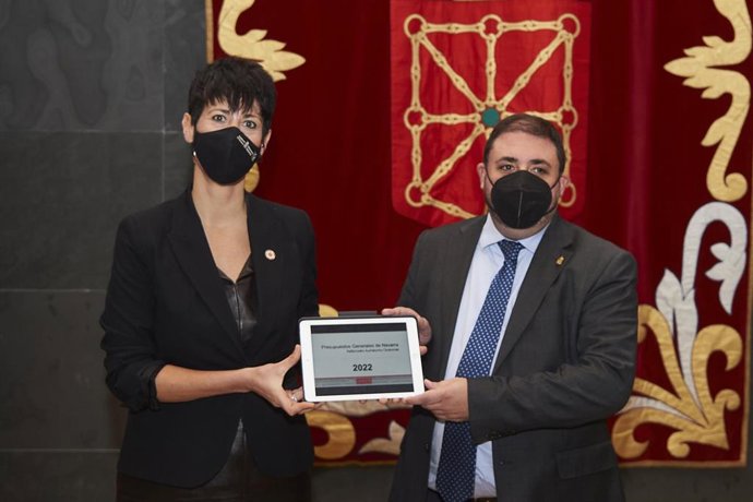 La consejera de Economía y Hacienda del Gobierno de Navarra, Elma Saiz, entrega los Presupuestos de Navarra para 2022 al presidente del Parlamento foral, Unai Hualde.
