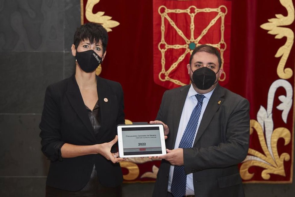 La consejera de Economía y Hacienda del Gobierno de Navarra, Elma Saiz, entrega los Presupuestos de Navarra para 2022 al presidente del Parlamento foral, Unai Hualde.