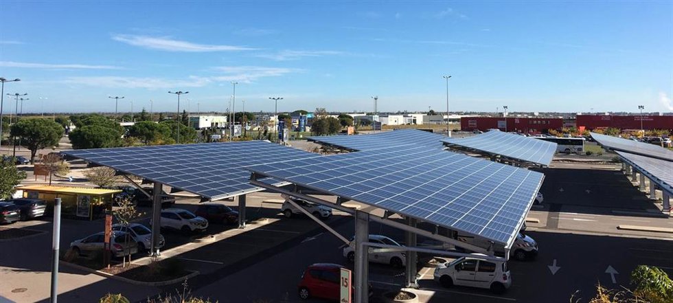 Archivo - Placas solares Carrefour