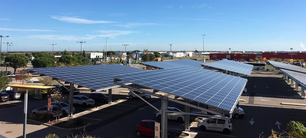Archivo - Placas solares Carrefour