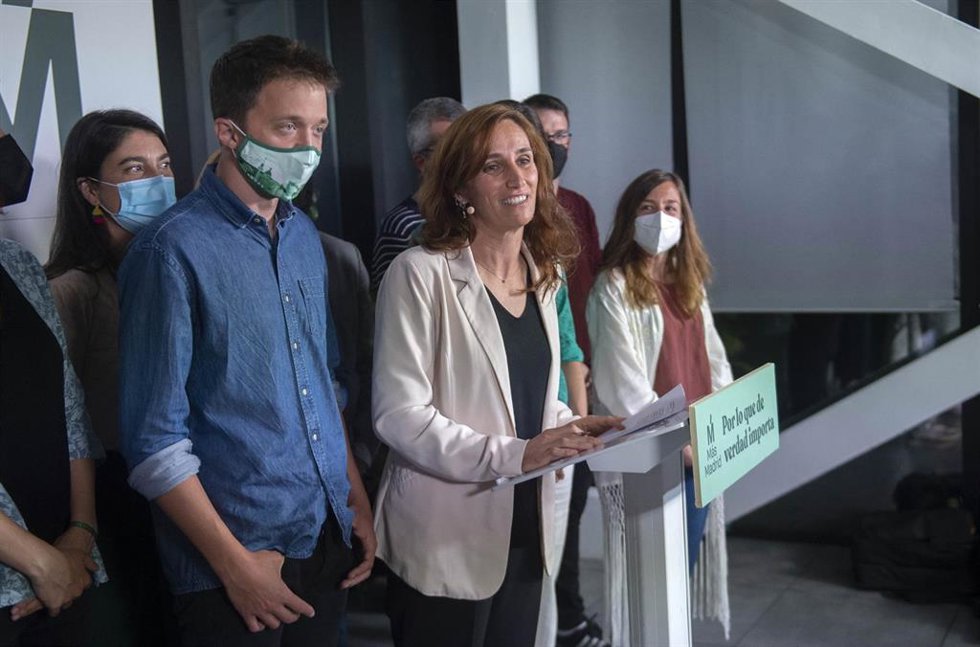 Archivo - La candidata de Más Madrid a la Presidencia de la Comunidad de Madrid, Mónica García, acompañada del líder de Más País, Íñigo Errejón (i), interviene en una rueda de prensa para valorar las votaciones de la jornada electoral, a 4 de mayo de 20