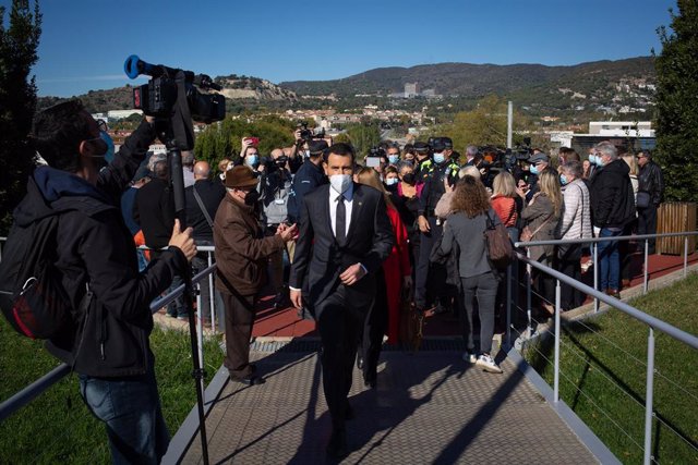 El concejal del Ayuntamiento de Badalona por el PSC, Rubén Guijarro, a su llegada a un pleno extraordinario para debatir la propuesta de moción de censura al alcalde, en el Ayuntamiento de Badalona, a 8 de noviembre de 2021, en Badalona, Barcelona, Catalu