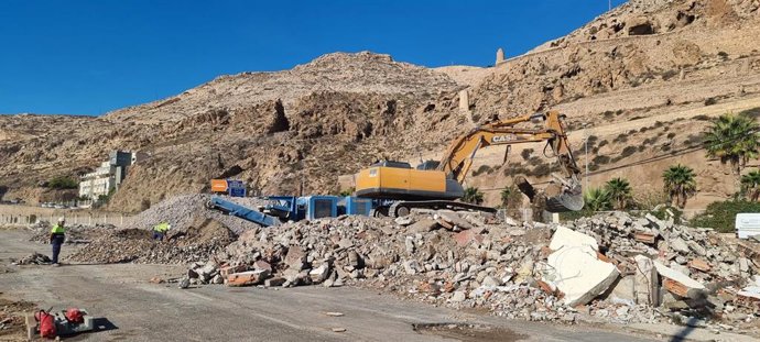 Planta móvil de machaqueo de residuos de obras en el puerto de Almería