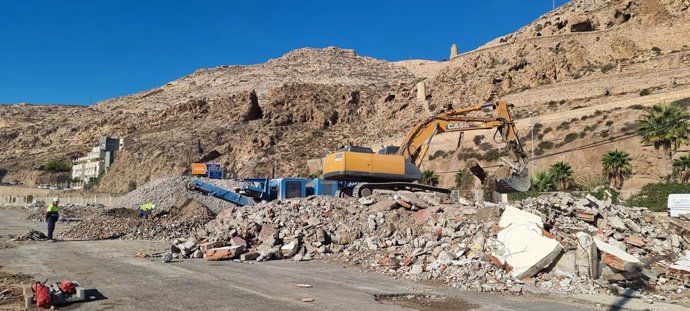 Planta móvil de machaqueo de residuos de obras en el puerto de Almería