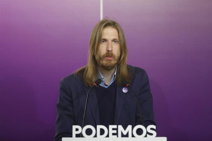 El coordinador general de Podemos en Castilla y León, Pablo Fernández, ofrece una rueda de prensa, a 25 de octubre de 2021, en Madrid, (España).