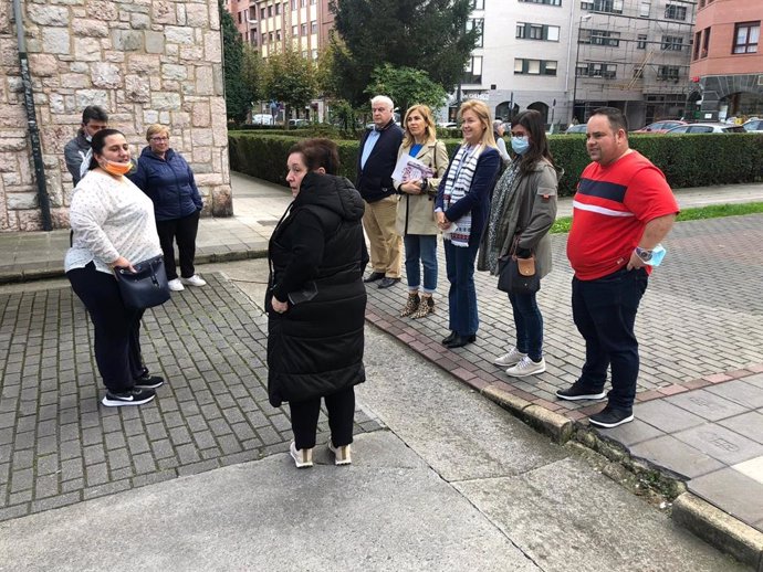 La portavoz de Vox en el Ayuntamiento de Oviedo con vecinos del barrio de Ventanielles.