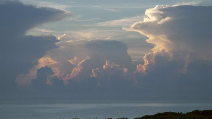 En esta foto tomada el 15 de agosto de 2014, se ven imponentes nubes de tormenta cumulonimbus, mirando al este hacia el Océano Atlántico desde el área del Complejo de Lanzamiento Espacial 37 en Cabo Cañaveral.