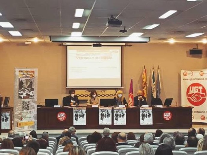 La secretaria general de UGT Andalucía, Carmen Castilla; la exvicepresidenta del Gobierno y diputada del PSOE Carmen Calvo; la secretaria general de UGT Málaga, Soledad Ruiz, y el decano de la Facultad de Filosofía y Letras de la UMA, Juan Antonio Perle