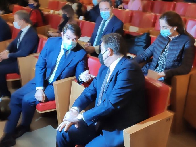 El vicepresidente Margaritis Schinas (d) habla con el presidente de la Junta, Alfonso Fernández Mañueco (i).