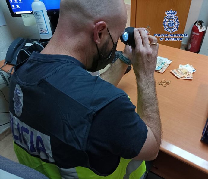Un agente de Policía analiza las joyas recuperadas