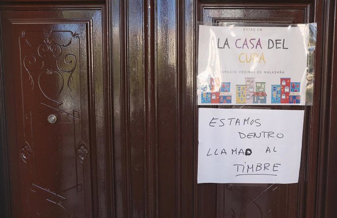 Archivo - Carteles colgados en la puerta de la Asociación Vecinal La Casa del Cura en la Plaza Dos de Mayo del barrio madrileño de Malasaña 