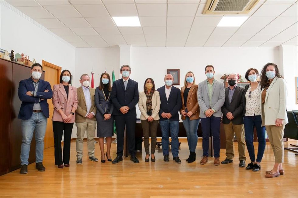 La presidenta del Parlamento de Andalucía visita el Ayuntamiento de Adra (Almería).