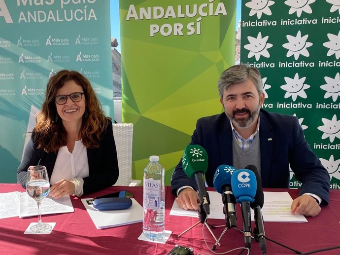 Modesto Gozález y Esperanza Gómez explicando su alianza política.