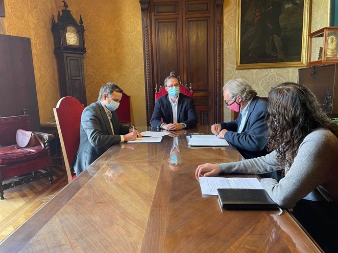 La Conselleria de Educación y el Ayuntamiento de Palma firman un convenio de colaboración para la creación de escoletas.