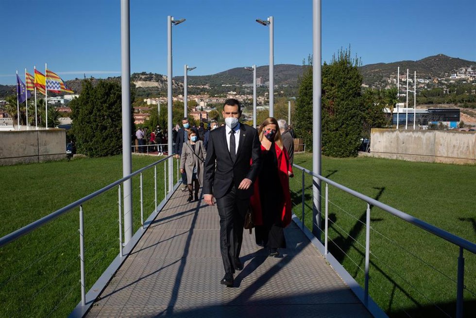El concejal del Ayuntamiento de Badalona por el PSC, Rubén Guijarro, a su llegada a un pleno extraordinario para debatir la propuesta de moción de censura al alcalde, en el Ayuntamiento de Badalona, a 8 de noviembre de 2021, en Badalona, Barcelona, Cata