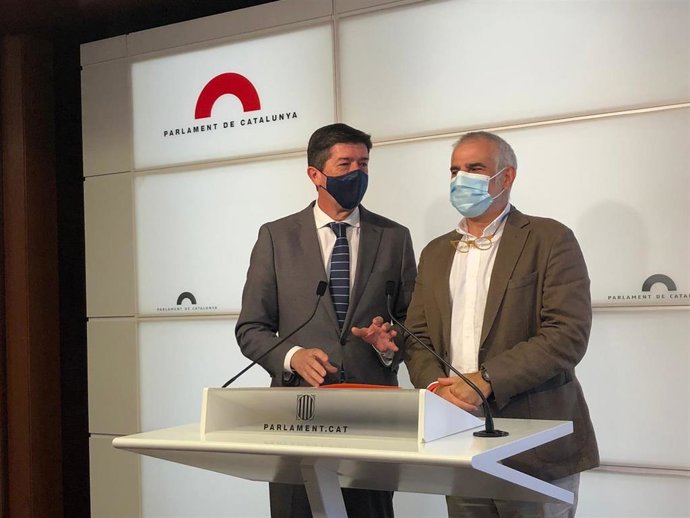 El vicepresidente de la Junta de Andalucía, Juan Marín, y el líder de Cs en Catalunya, Carlos Carrizosa, en rueda de prensa en el Parlament a 8 de noviembre de 2021.