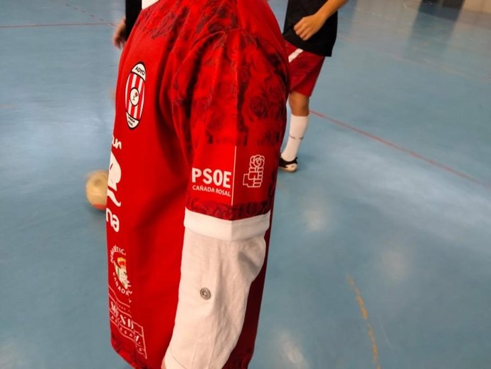 Equipación que el PP de Sevilla denuncia que llevaban los jugadores menores de edad del club deportivo local de Cañada Rosal.
