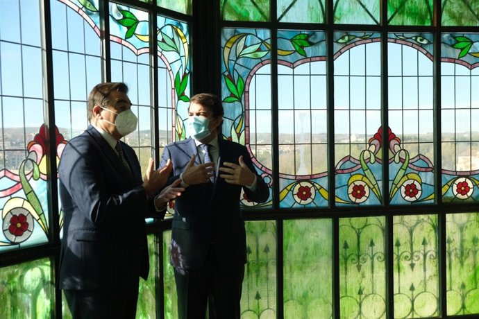 Chinas (D) y Mañueco (I) en la Casa Lis de Salamanca.