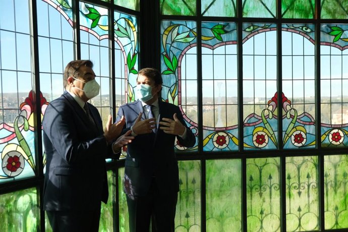 Chinas (D) y Mañueco (I) en la Casa Lis de Salamanca.