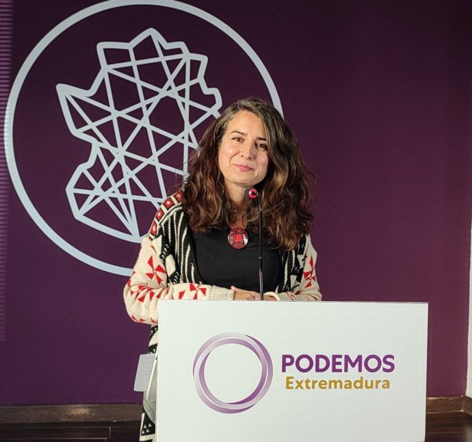 La coordinadora de Podemos Extremadura, Irene de Miguel, en rueda de prensa
