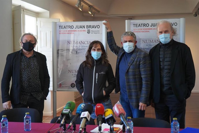 El director del Teatro Juan Bravo, Marco Antonio Costa (i); la directora de Nao d'amores, Ana Zamora; el diputado de Cultura, José María Bravo; y el director de la CNTC, Luis Homar