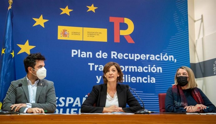 La delegada del Gobierno, María Madorrán, presentando en rueda de prensa los Fondos de Transformación