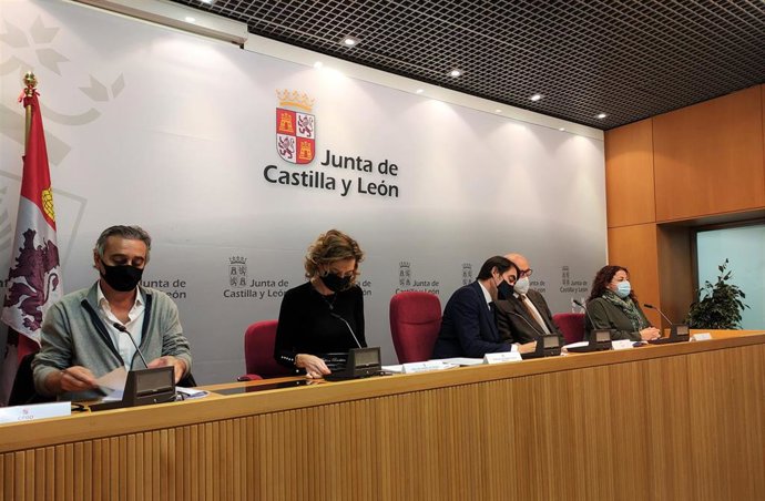 El consejero de Fomento y Medio Ambiente, Juan Carlos Suárez-Quiñones, acompañado por integrantes de la Mesa de Vivienda del Diálogo Social.