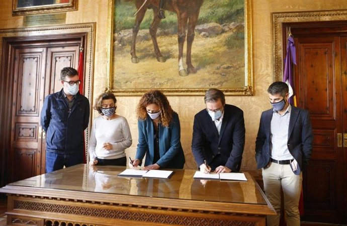 El Consell de Mallorca y el Ayuntamiento de Palma firman un convenio para apoyar a las personas más vulnerables a la pandemia del municipio.