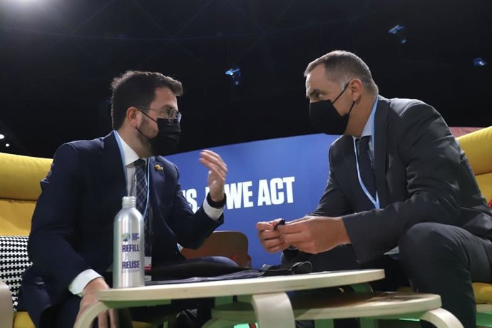El presidente de la Generalitat, Pere Aragons, con el de Córcega, Gilles Simeoni, en la COP26 en Glasgow.
