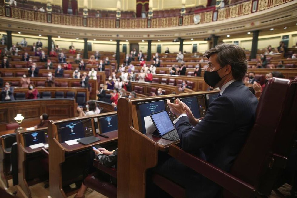 Archivo - El vicesecretario de Comunicación del PP, Pablo Montesinos, y todos los miembros del hemiciclo, a excepción de Vox, aplauden a la diputada de En Comú, Aina Vidal, durante la segunda sesión del pleno en el que se debate la moción de censura pla
