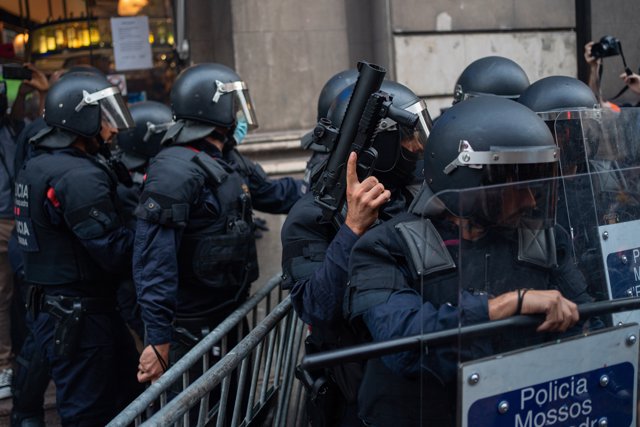 Varios Mossos en formación durante los altercados en la comisaría de la Policía Nacional de la via Laietana tras la manifestación de la ANC por la Diada, día de Cataluña, a 11 de septiembre de 2021, en Barcelona, Catalunya (España).