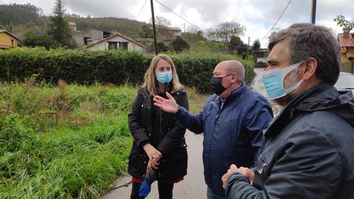La diputada del Partido Popular en la Junta General del Principado de Asturias, Cristina Vega, junto a vecinos de Colunga.
