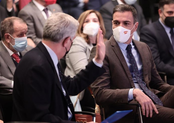 El alto comisionado de las Naciones Unidas para los Refugiados, Filippo Grandi, y el presidente del Gobierno, Pedro Sánchez, conversan en el acto conmemorativo del 70 aniversario de la Convención de Ginebra de 1951 sobre el Estatuto de los Refugiados.