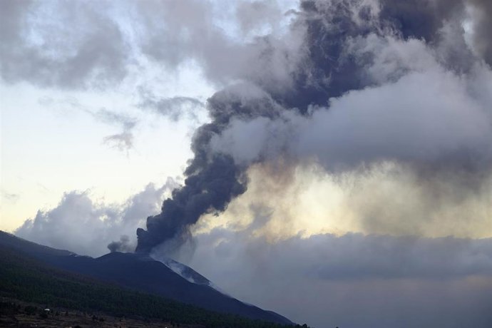 Una de las bocas eruptivas del volcán de Cumbre Vieja, a 7 de noviembre de 2021, en La Palma, Santa Cruz de Tenerife, Canarias (España). La erupción del volcán Cumbre Vieja ha cumplido en las horas centrales de este domingo 50 días activo sin que haya d