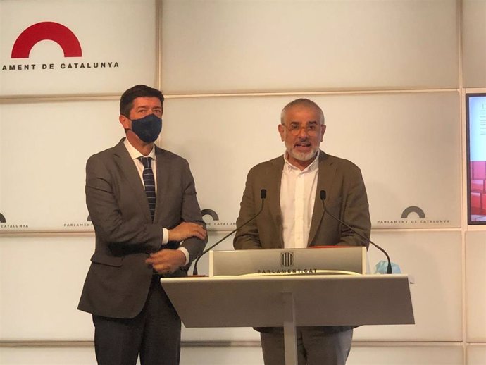 El líder de Cs en Catalunya, Carlos Carrizosa, junto al vicepresidente de la Junta de Andalucía, Juan Marín, en rueda de prensa en el Parlament, a 8 de noviembre de 2021, en Barcelona.