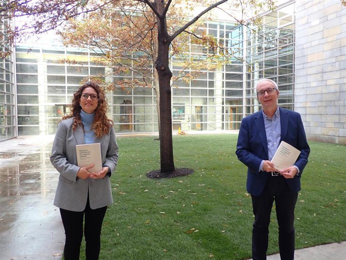 La autora del libro, Rebeca Madurga, y el director del Servicio de Archivos y Patrimonio Documental del Gobierno de Navarra, Joaquín Llansó.