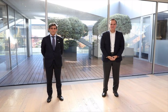 El presidente ejecutivo de Telefónica, José María Álvarez-Pallete, y el presidente del Banco Interamericano de Desarollo (BID), Mauricio Claver Carone, tras una reunión celebrada en Madrid este lunes 8 de noviembre.