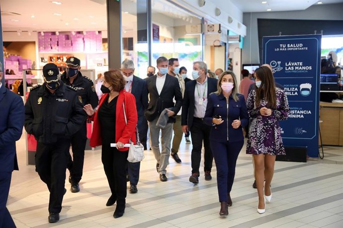 La alcaldesa de Toledo, Milagros Tolón, y de Bargas, Isabel Tornero, en en el aniversario del parque comercial 'La Abadía'