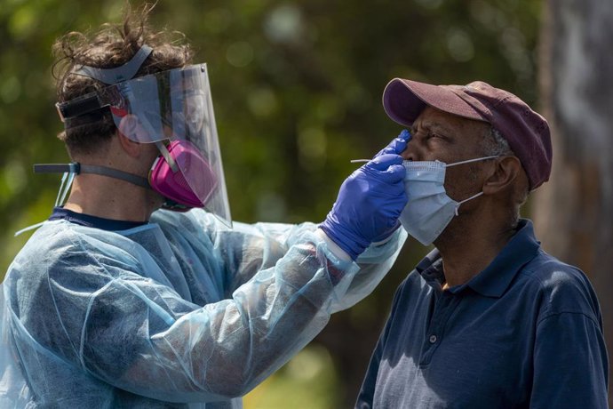 Archivo - Un hombre se somete a una prueba de coronavirus en Florida, Estados Unidos