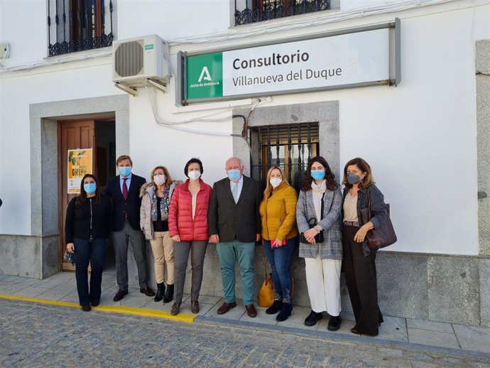 Aguirre (centro), junto al resto de autoridades, ante el Consultorio de Villanueva del Duque.