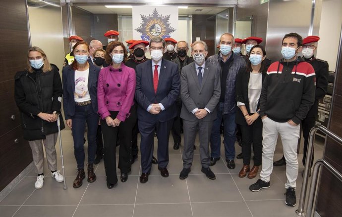 El alcalde de Bilbao, Juan Mari Aburto, y la concejala de Seguridad Ciudadana, Amaia Arregi, visitado las nuevas dependencias de la Inspección Vecinal de Abando, con miembros de la corporación municipal